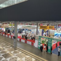 RE+ Mexico 2025 exhibition floor featuring leading energy companies like SOLAX and Siemens, with attendees exploring innovative solutions. Wide view of the RE+ Mexico 2025 exhibition hall with booths from companies and attendees walking through the venue.